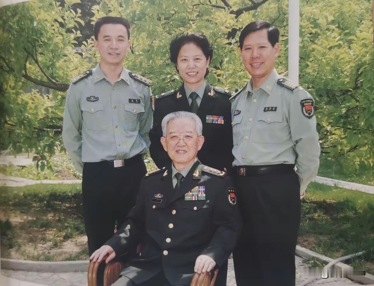 这位头发花白的老上将，
任总政治部主任整整10年，
是军队政治工作领率机关，
任