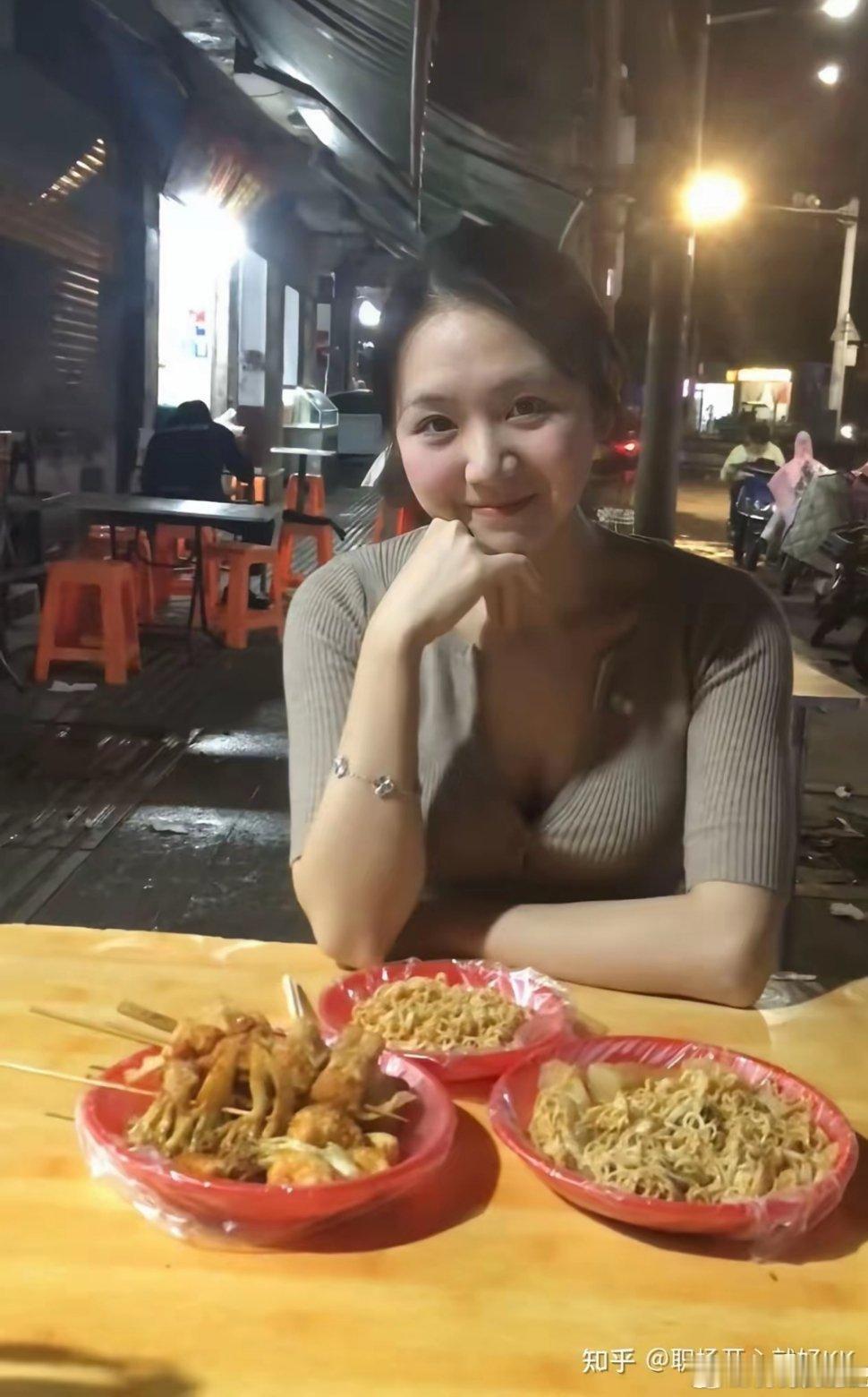 兄弟，这女生陪你吃个路边摊都能笑的如此开心。你上辈子是拯救了银河系吗？ 