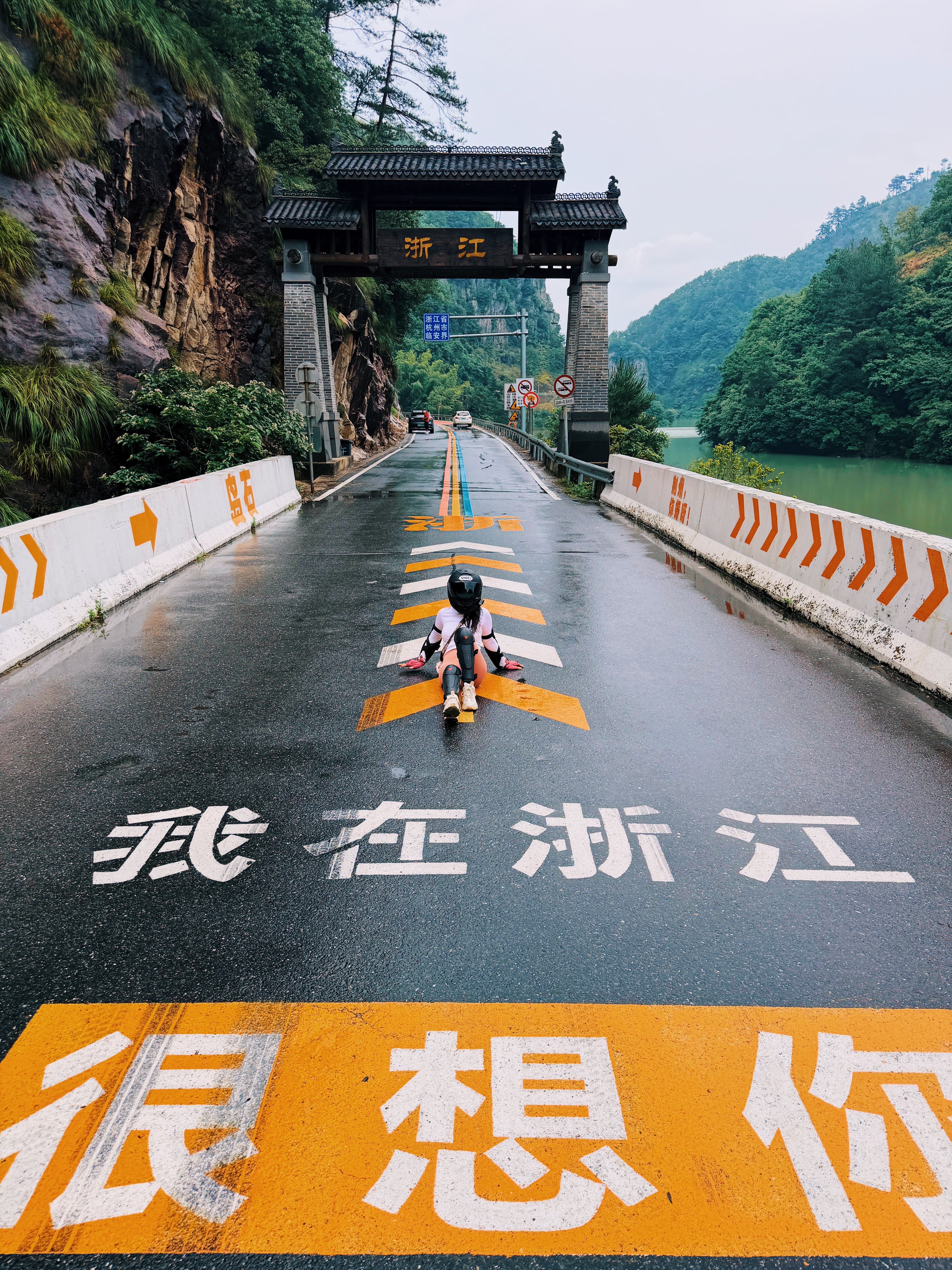 速度够快的时候，雨打在身上也是疼的。肾上腺爆了，耳边只有风，风，风，和发动机的呜