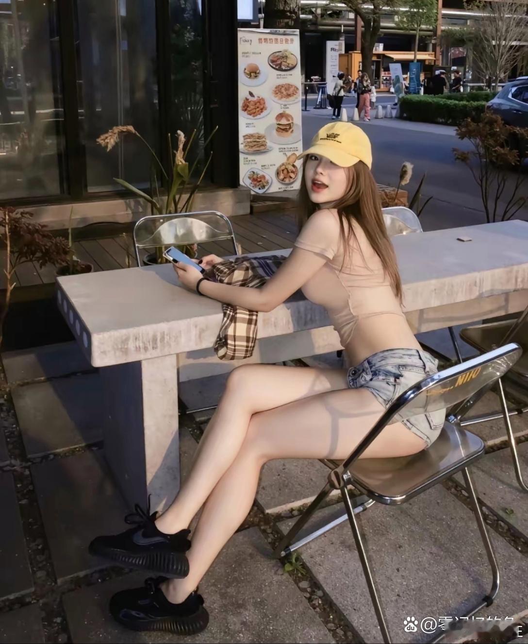 她的腿太漂亮了。 