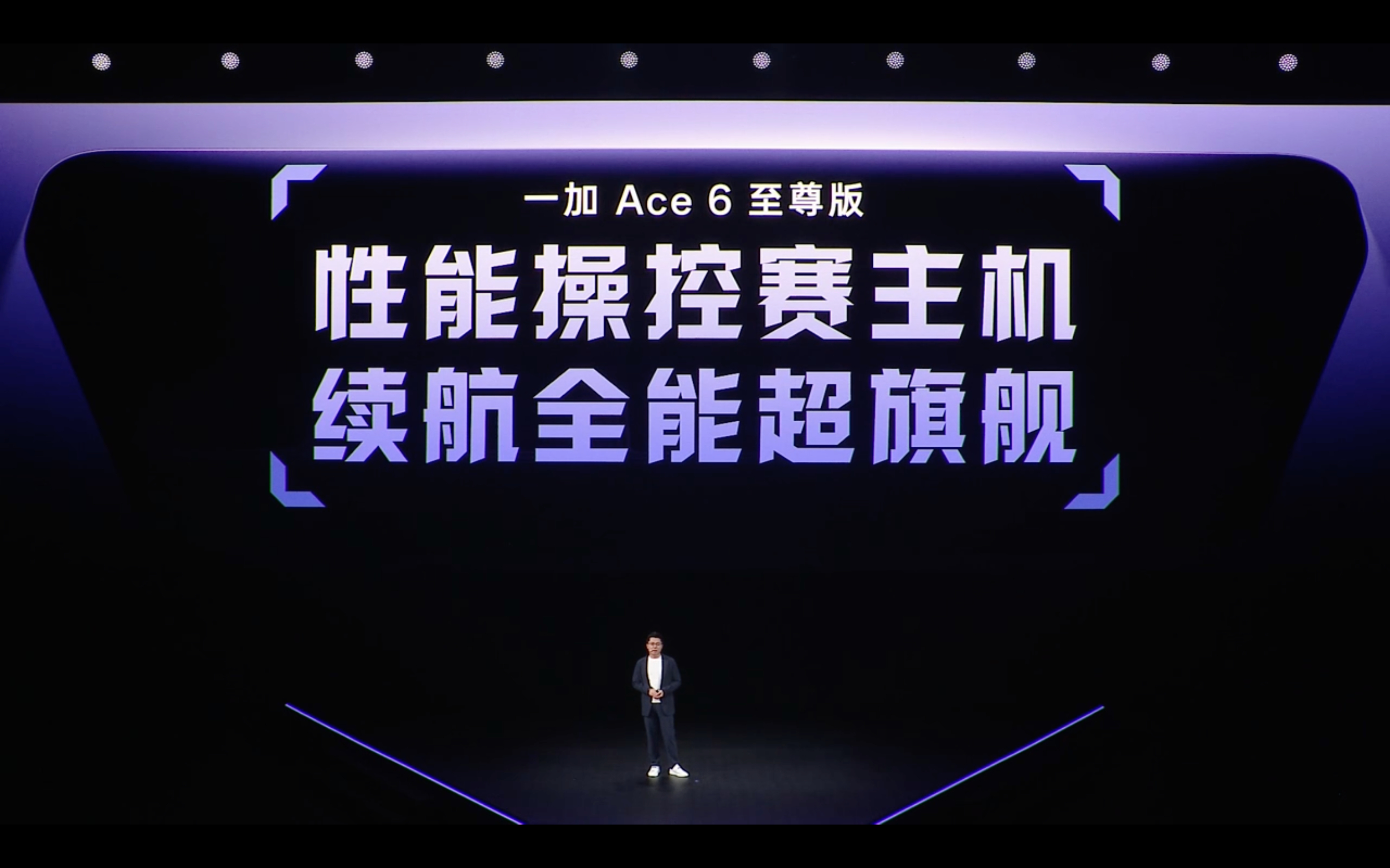 一加 Ace 6 至尊版在性能和操控上都奔着主机级体验设计的。为了把射击游戏体验