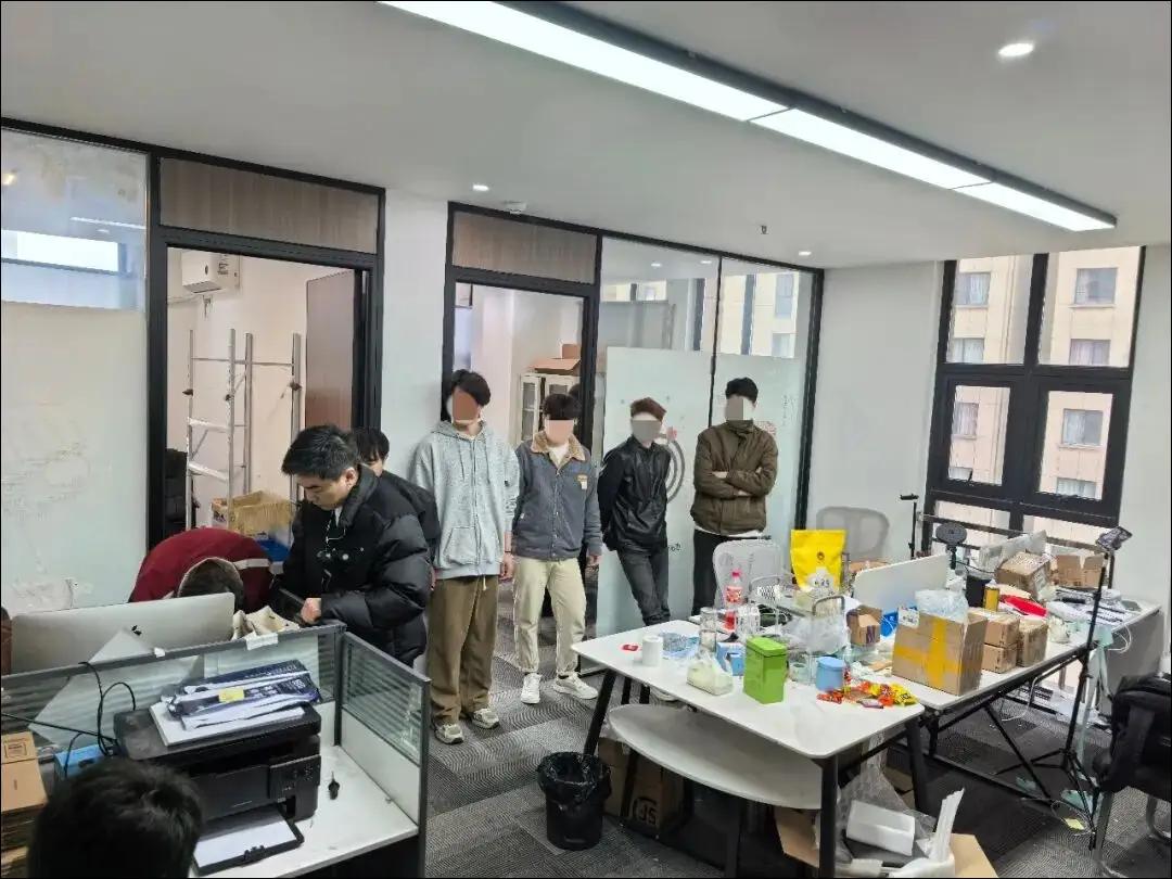 警方成功打掉一手机破解黑产团伙，3名大厂员工涉案被抓。该团伙非法破解手机安全防护