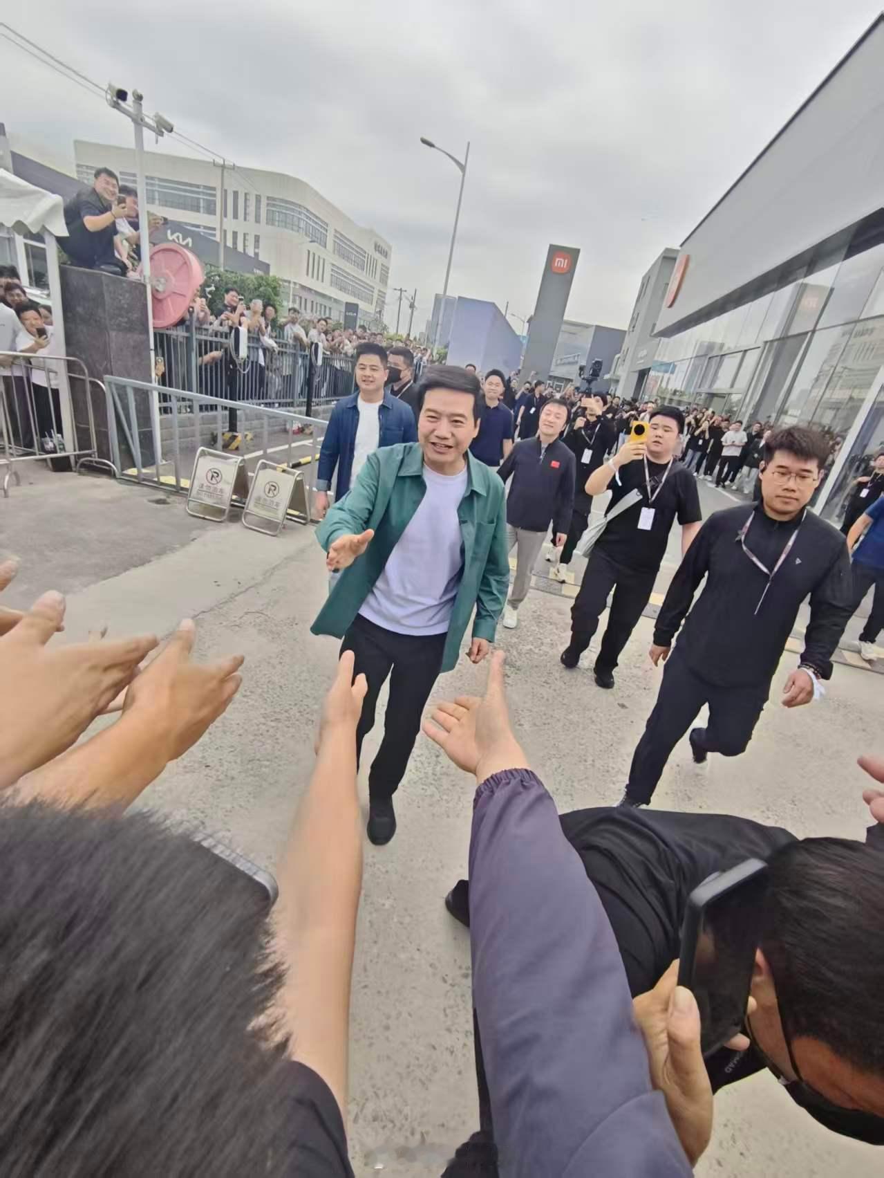 雷军为上海澎程车主交车又是雷总为车主们亲自交车开车门时刻！昨天在徐州彭城亲自交付