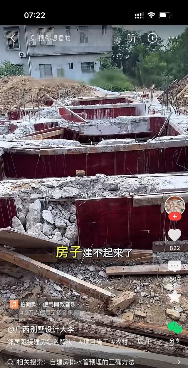 那天晚上我正窝在沙发里边啃薯片边刷手机，手指头上全是油，差点握不住手机。刚翻到一