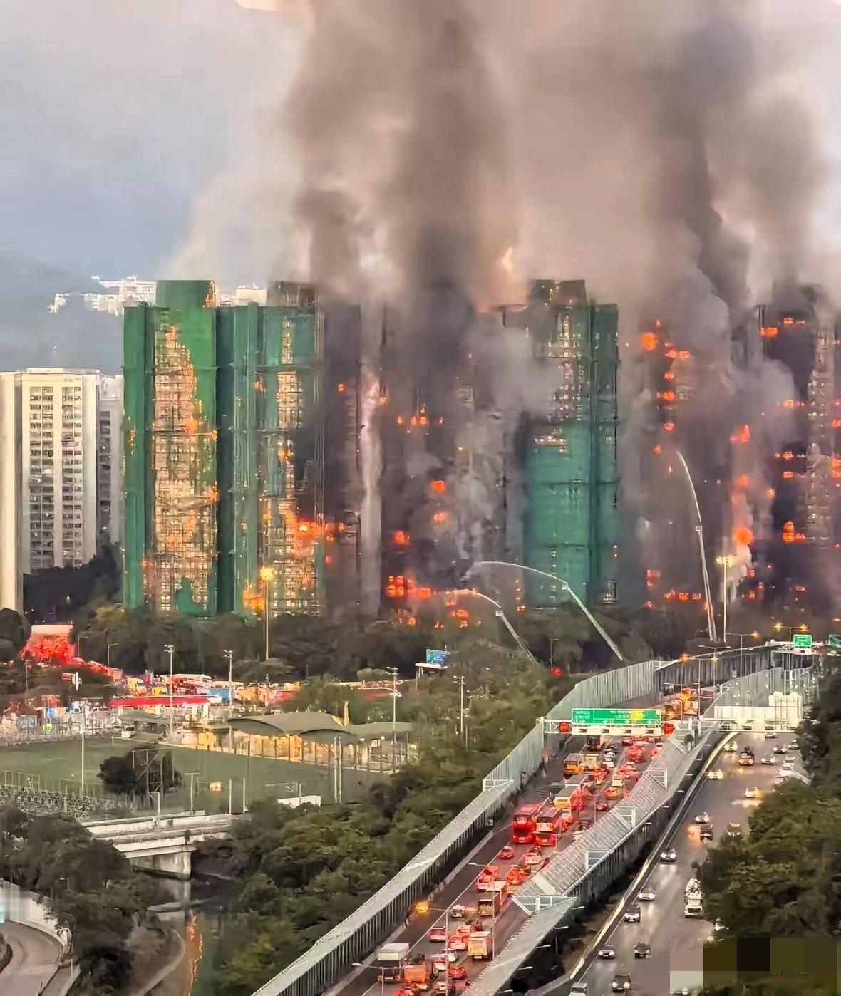 一看到香港大火的消息，我立马给在那边上班的闺蜜打了电话！她住在大埔宏福苑附近，说