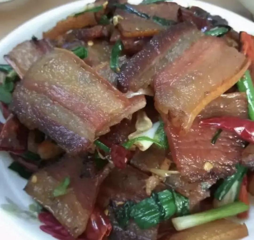 湘西腊肉是湘西土家族苗族自治州极具代表性的传统风味食品，也是当地饮食文化的重要符