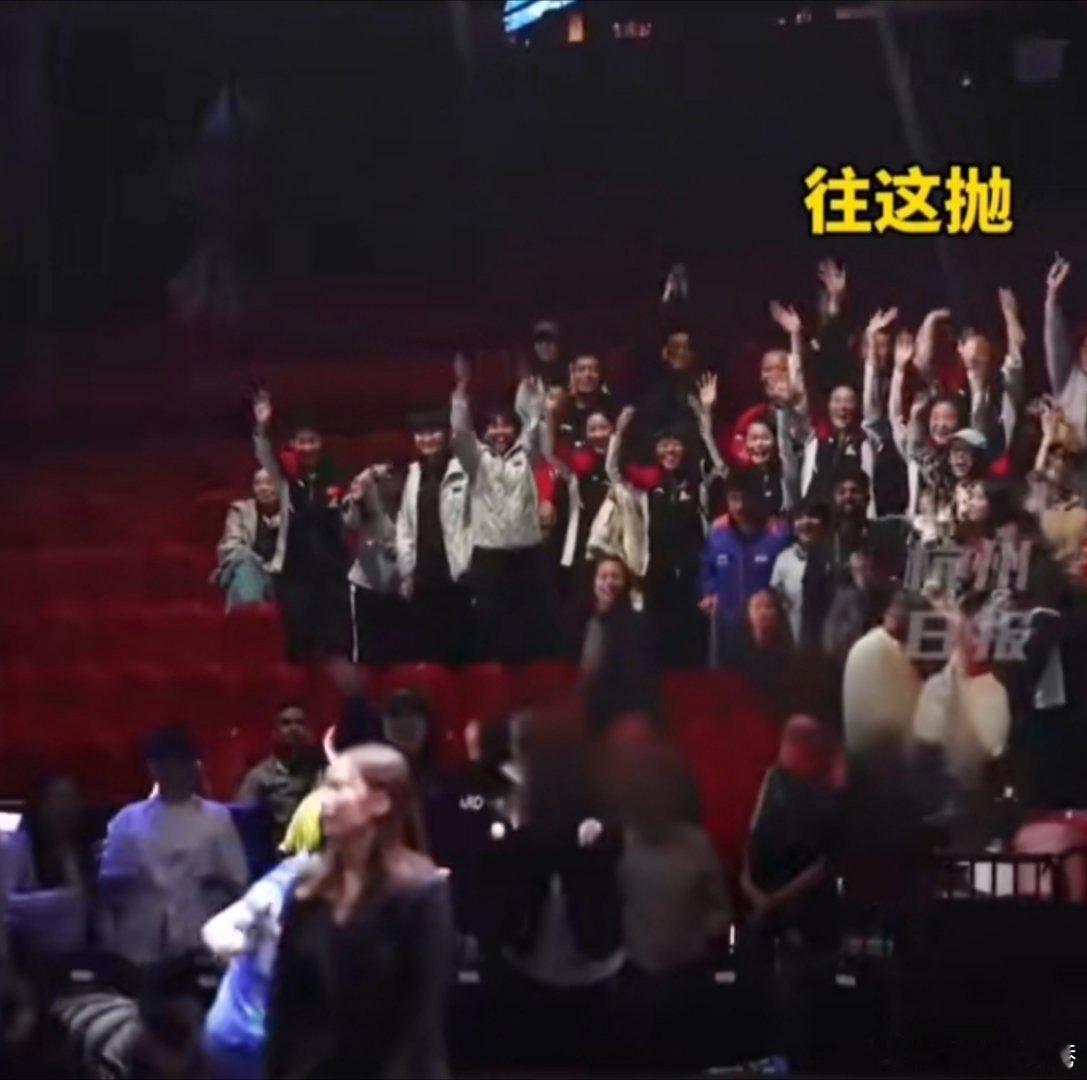 孙颖莎赛后抛球队友嗷嗷争抢现场氛围太好了，孙颖莎王曼昱夺得欧洲大满贯女双冠军后，
