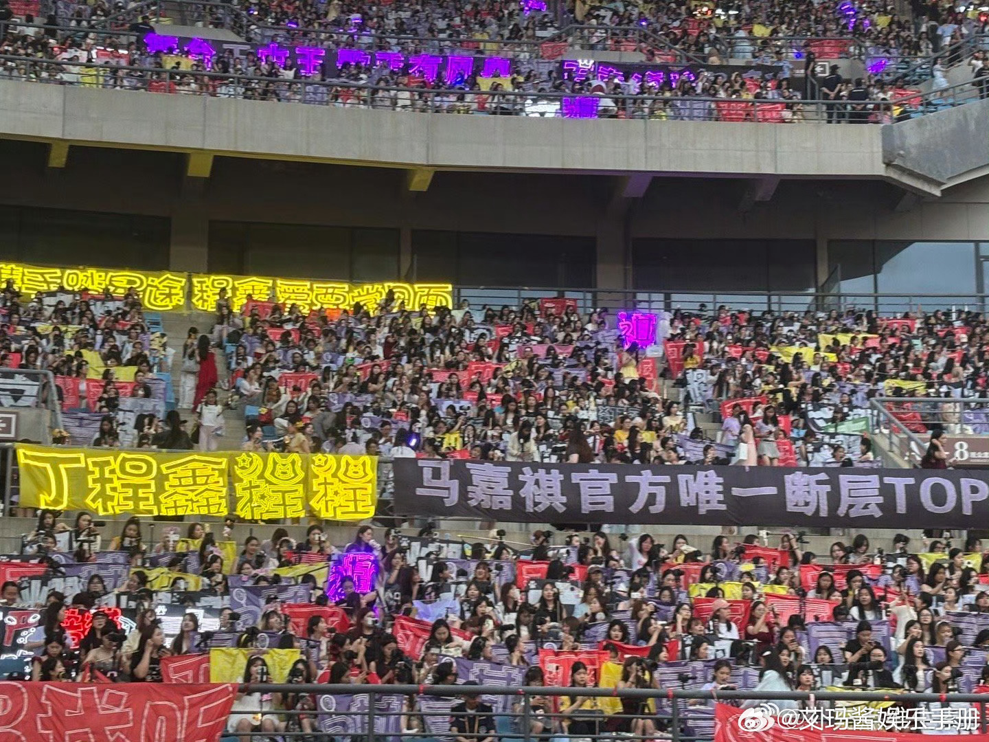 时代少年团演唱会场内灯牌！哪家灯海最亮眼？马嘉祺紫海、丁程鑫金海、宋亚轩青海、刘