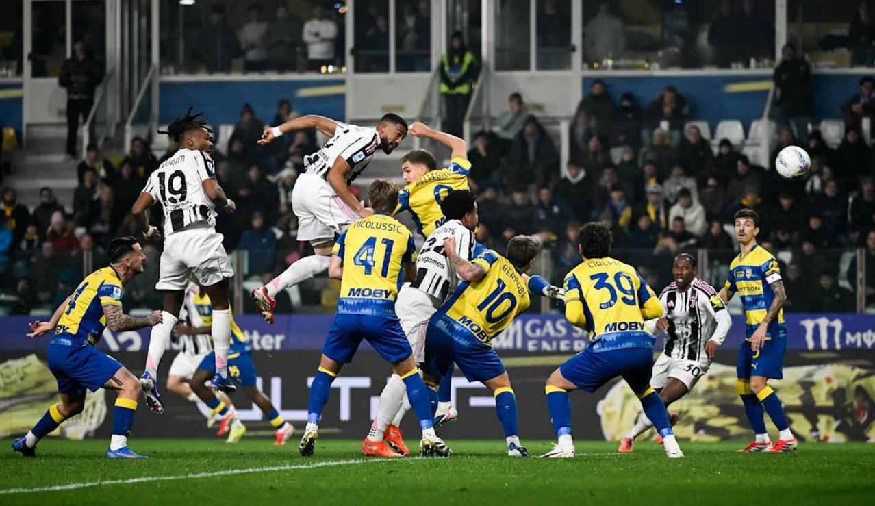 第23轮尤文图斯客场4:1帕尔马。
15'麦肯尼
37'老默
51'坎比亚索乌龙