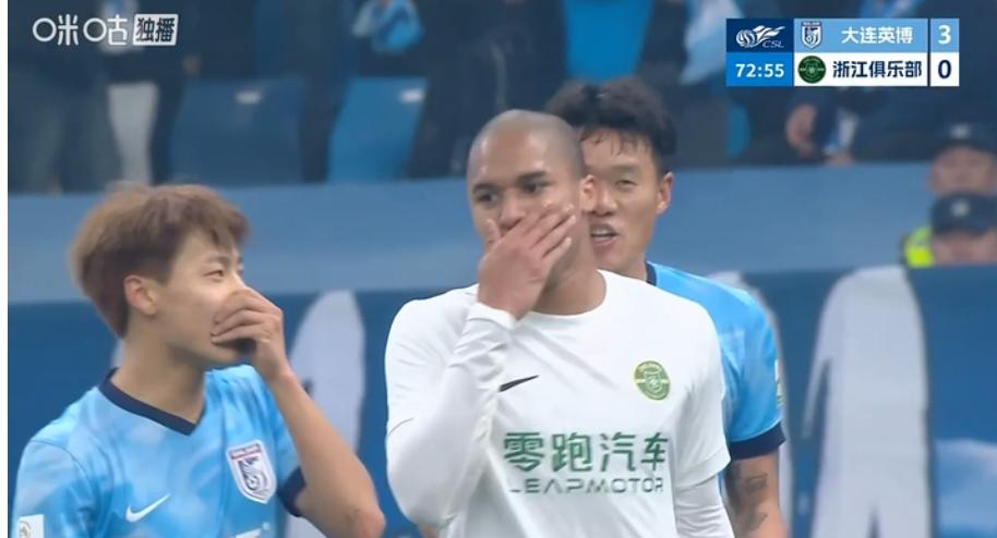 大连英博主场3:0浙江，球场上一幕差点没让我笑出声。
当时比赛大局已定，浙江队外