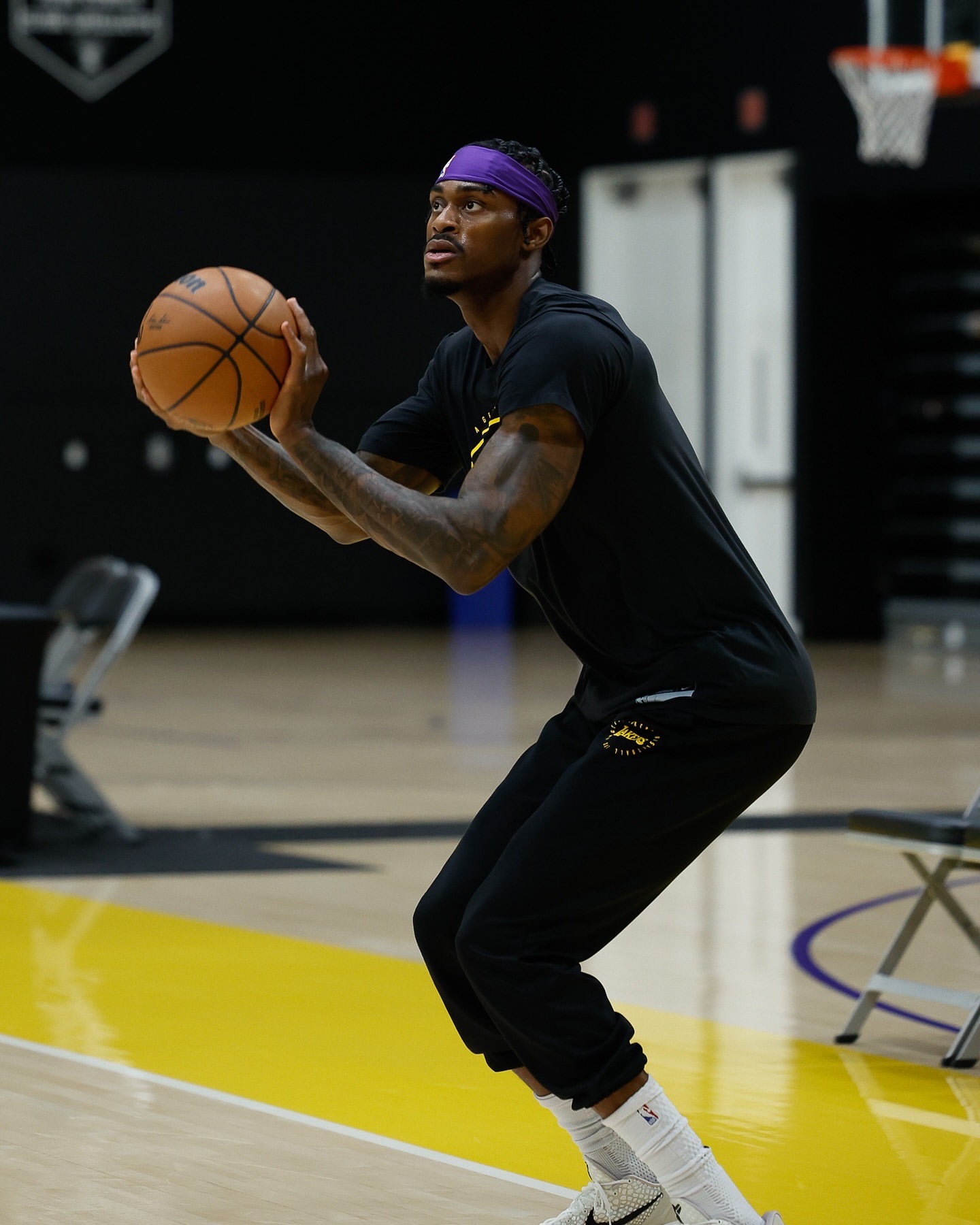 彪哥晒照配文: 又要上班了。湖人赛季首次全员齐整快船vs湖人