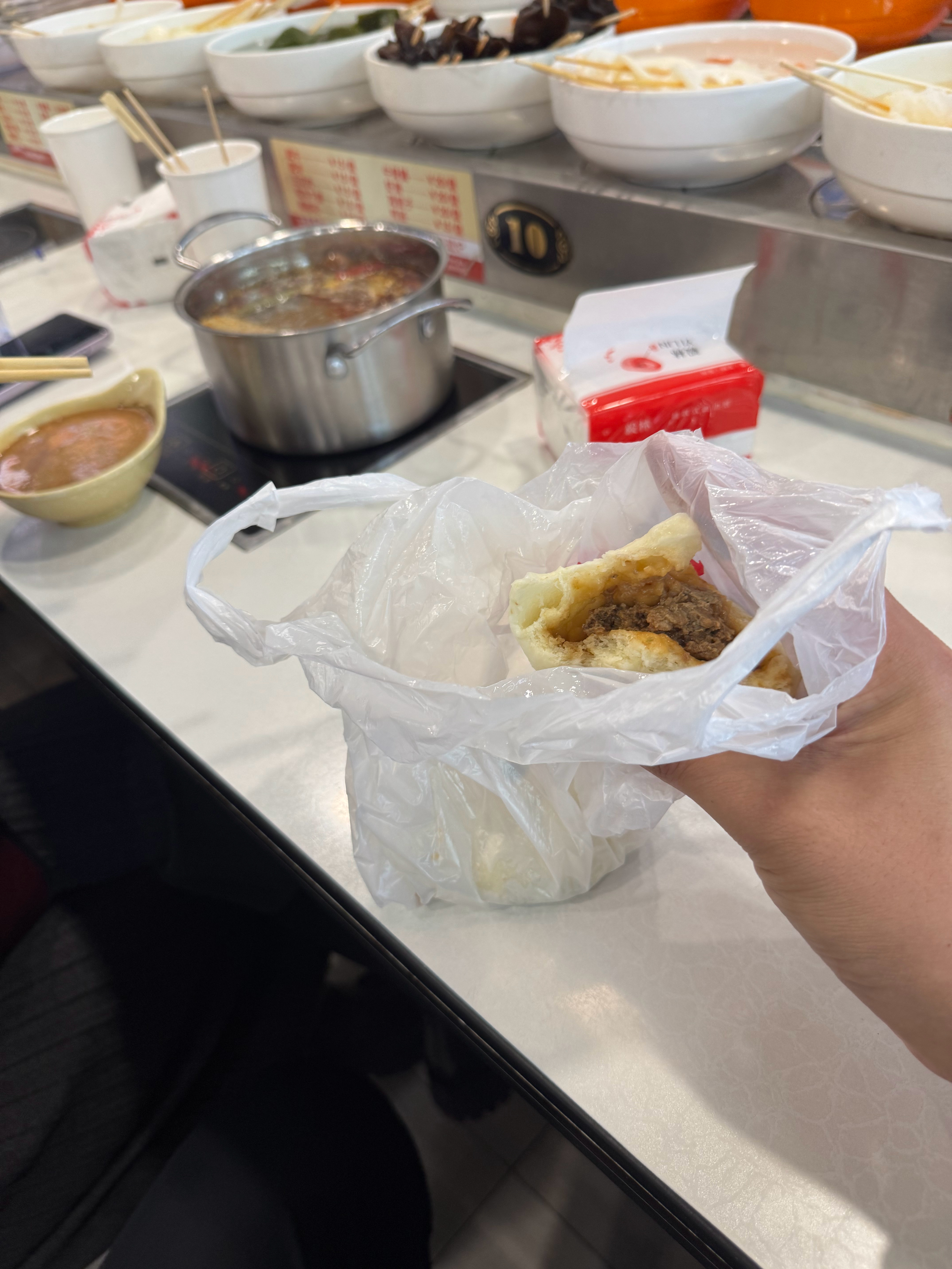 每天中午陪吃午饭首先会用30分钟犹豫吃什么🤔选择好了之后我会迅速用2分钟买四个