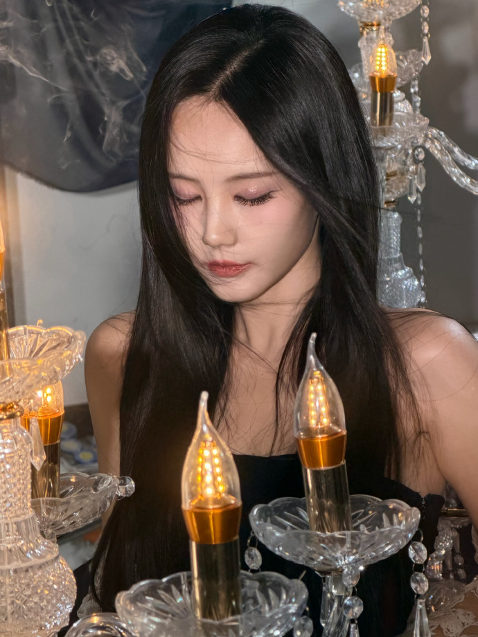 李一桐一面天使一面恶魔 白纱缱绻是天使的纯粹温柔，黑衣凛冽是恶魔的野性张扬，李一