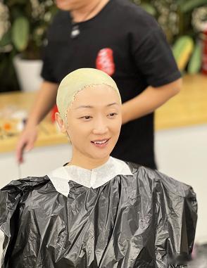 一个演员，为了角色，把脸用石膏封上两个小时。 一动不能动。 就为了做个假体。 这