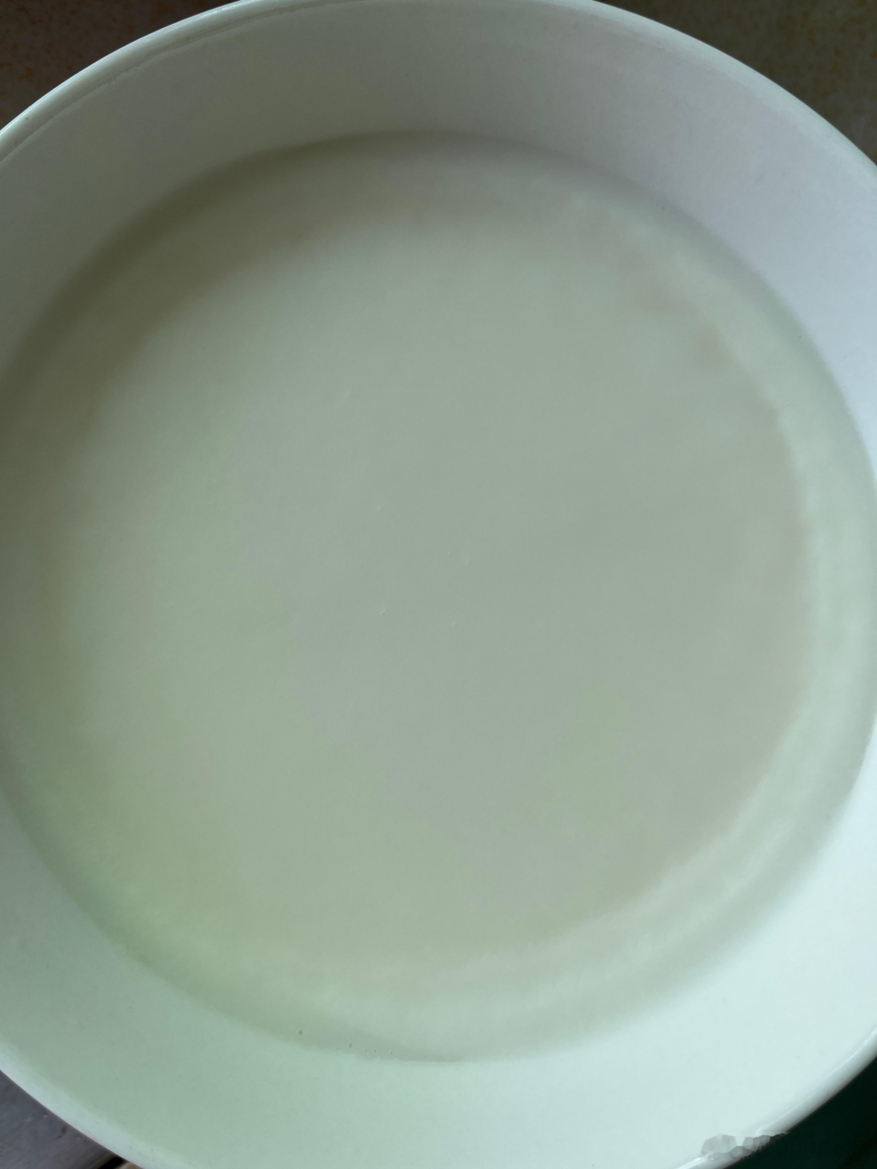 吃早餐了，一起床就说饿了，赶紧给她煮鸡蛋面，家里没青菜。猪油凝固了，好好看，雪白