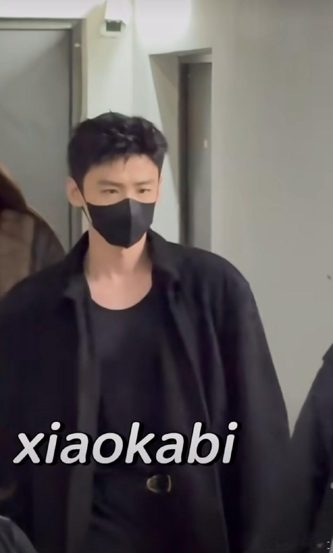 谁能拒绝白敬亭和章若楠的同框啊！他们去录《你好星期六》的路透太杀我了，《难哄》赶