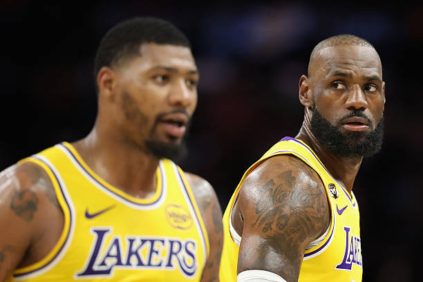 全明星周末以来，詹姆斯在场时，湖人净效率+9.9，不在场时净效率-0.6，差值1