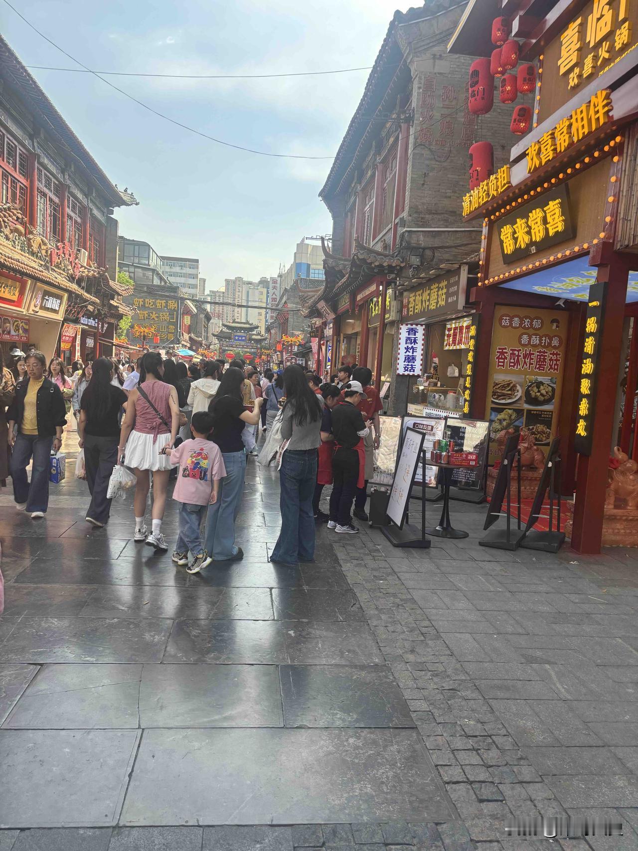 太原食品街，天气晴朗，游人如织。