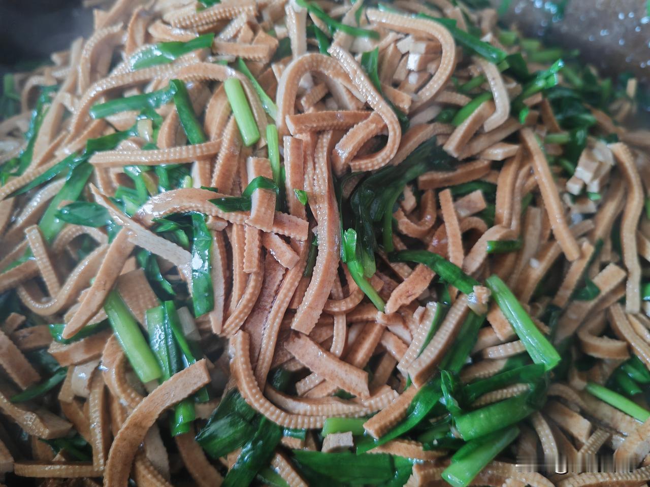 滨州北杨市场的东北盒饭今日菜品：熘肉段、红烧肉、长豆角烧茄子、韭菜炒豆腐丝，妥妥