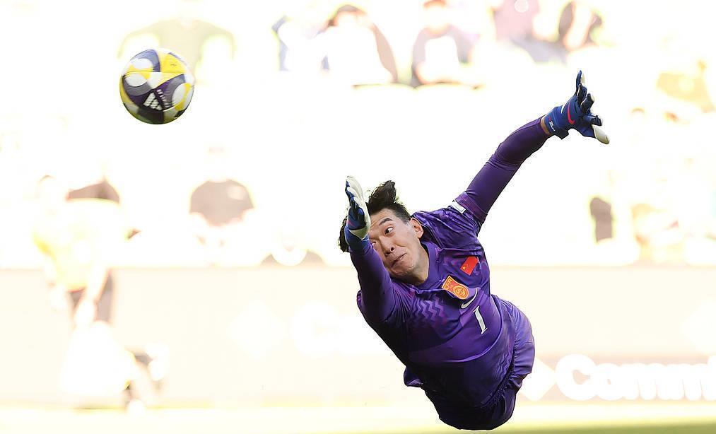 国足0-2惨败喀麦隆！还是有差距！第一个失球颜骏凌出击还是犹豫了！角度没有封住！