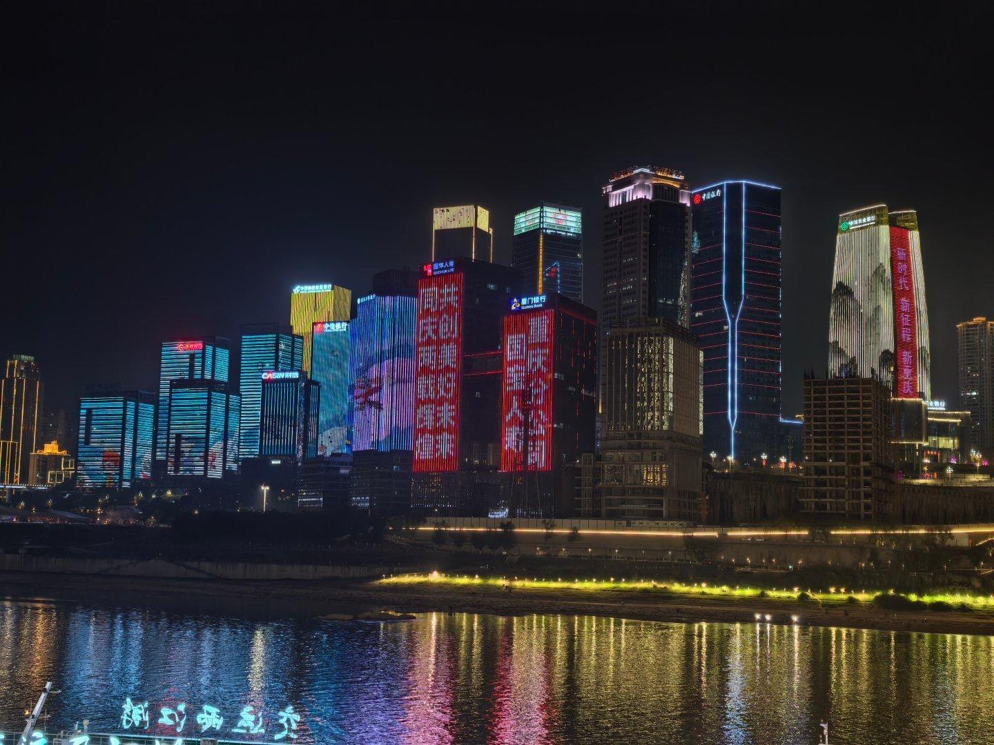 我宣布；重庆是一个非常值得来旅游的地方！消费低旅游景点多，人也超级多，同意吗？ 
