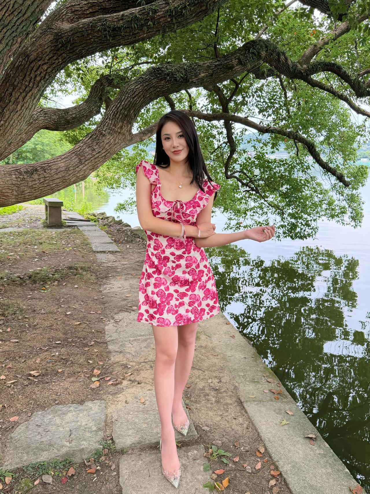 什么样的女人才具有魅力?立于古树水岸，让碎花裙，邂逅一整片青绿山水