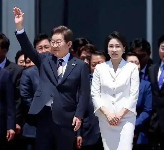 APEC夫人团逛韩国古都，总统夫人亲自带玩还送福袋，这波文化牌打得真妙

嘿，各