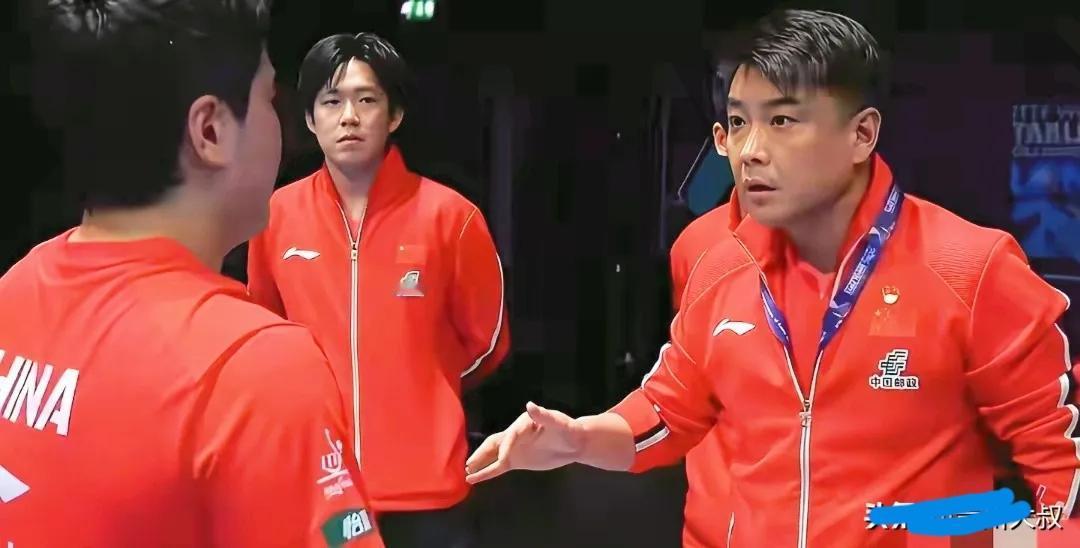 王皓指导梁靖崑和吴晙诚的比赛，王皓是又着急又生气，又无奈又恨铁不成钢，旁边的王楚