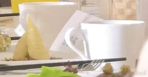 孙忠怀真的来逐玉庆功宴了，有他的名字张凌赫田曦薇经纪人敬酒