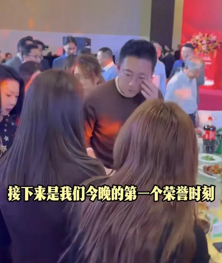 汪小菲又上台领奖了，沉稳大气的霸道汪总回归了，有了阅历和经历之后越来越帅气了，整