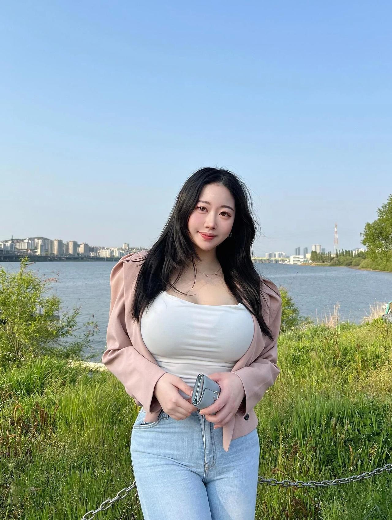 美女在河边自拍呢。