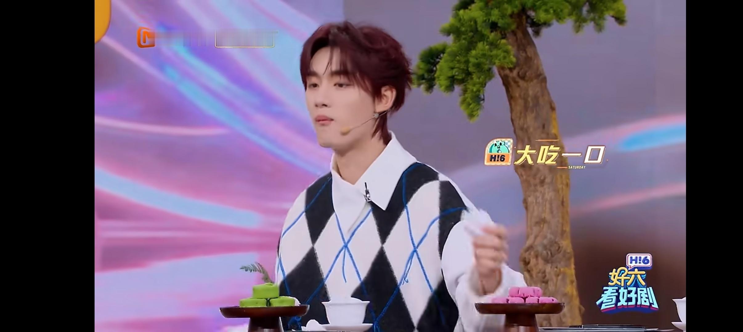 丁程鑫打不过就捣蛋 丁程鑫玩游戏，被淘汰了也有节目，悠哉悠哉吃着东西，然后捣乱喊