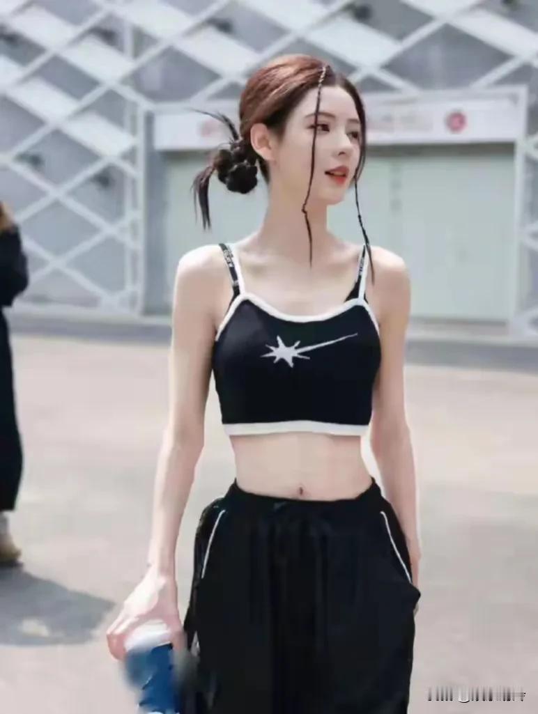 张予曦虽然很漂亮，但总感觉脸有点怪怪的，身材也太瘦了，就这样的女生，居然能得到王