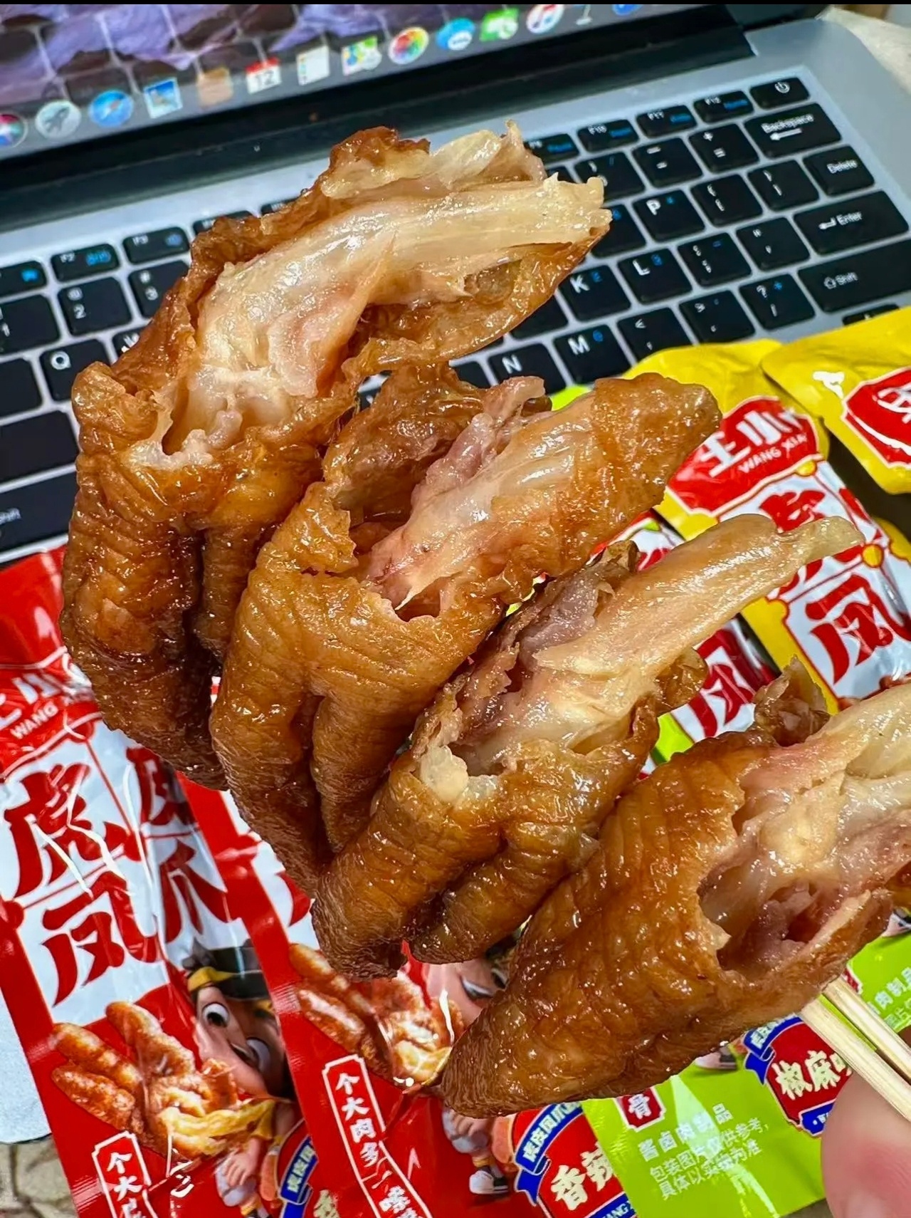 王小卤鸡爪被曝发霉变质虎皮凤爪是先高温炸透再真空锁鲜的，生产线本身很难让霉菌存活