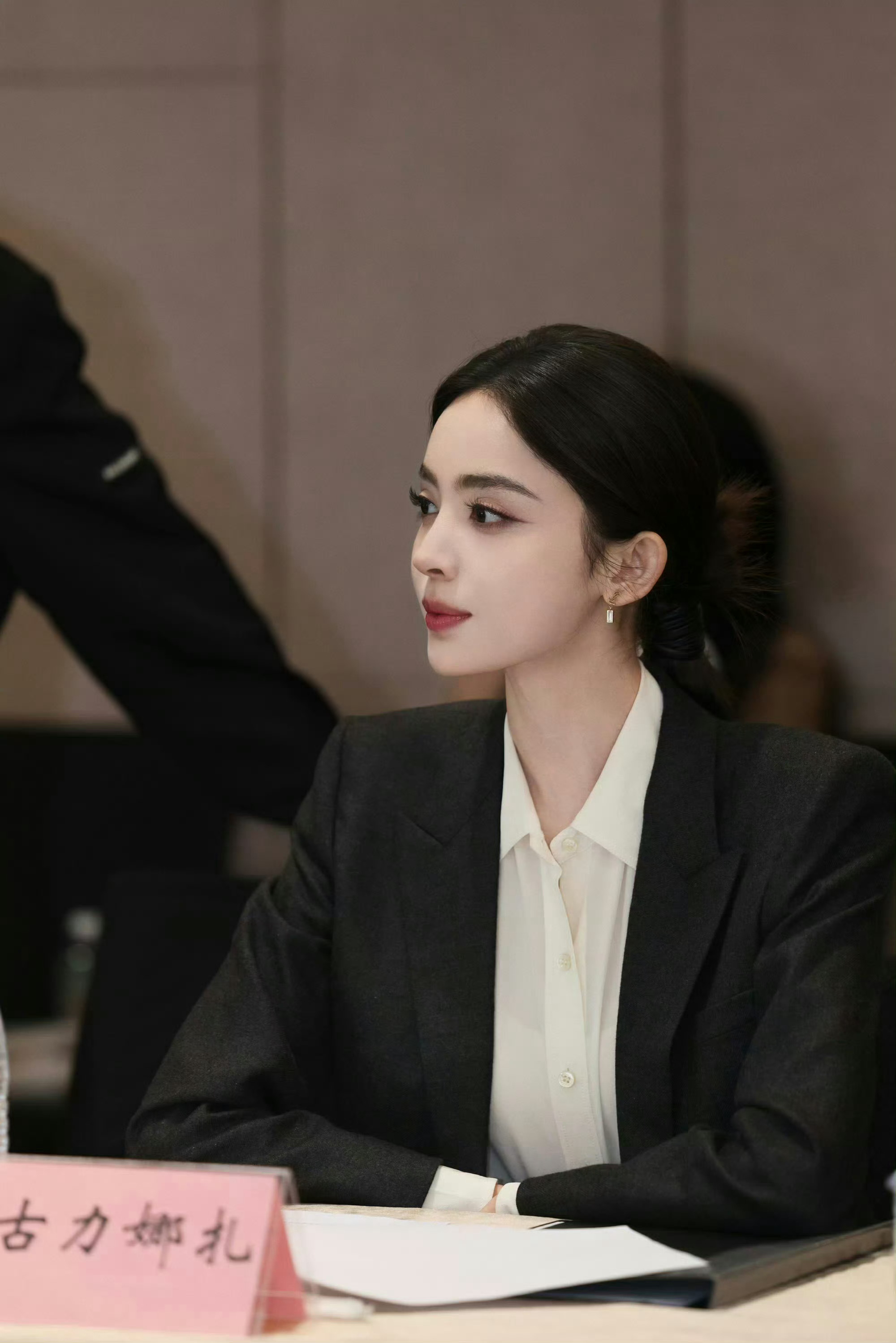 娜扎天选高干文女主娜扎美的太过权威  hold央视镜头[爱慕][爱慕]一身简单正