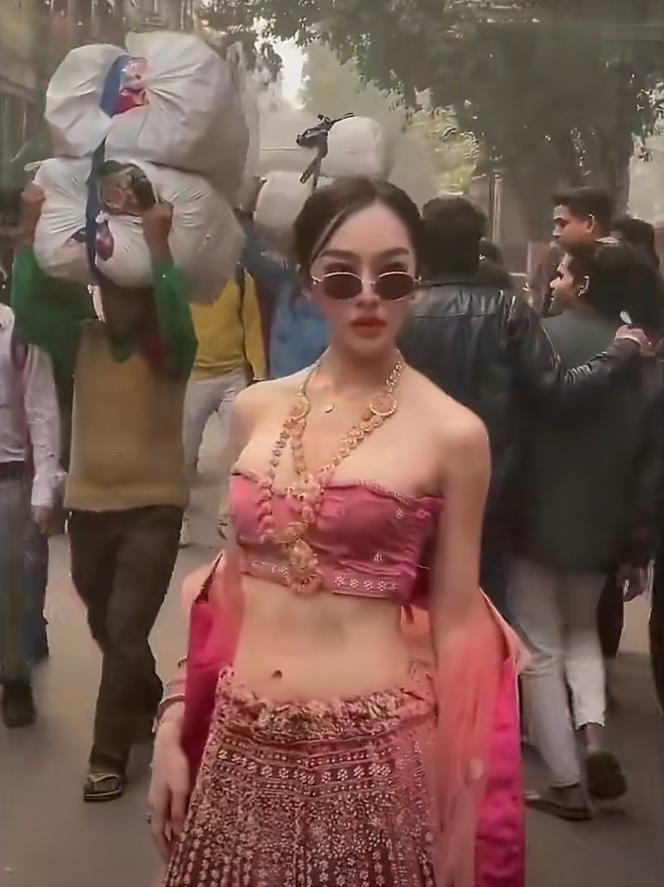 泰国一名“女性”网红为证明自己的完美魅力，决定在印度人流最大的街道上测试一下他到