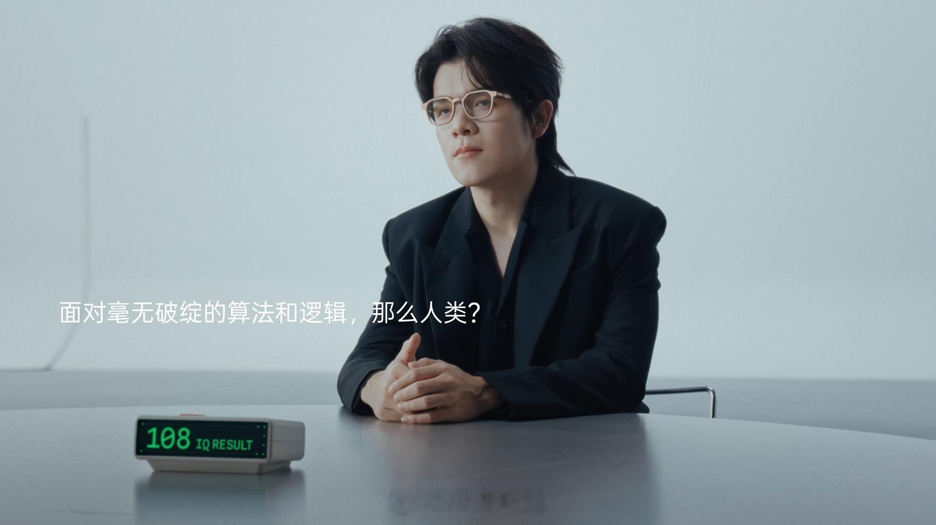 柯洁指导AI下棋柯洁一边听题一边研究棋局，看似随意，实际每一步都想在构思。之前大