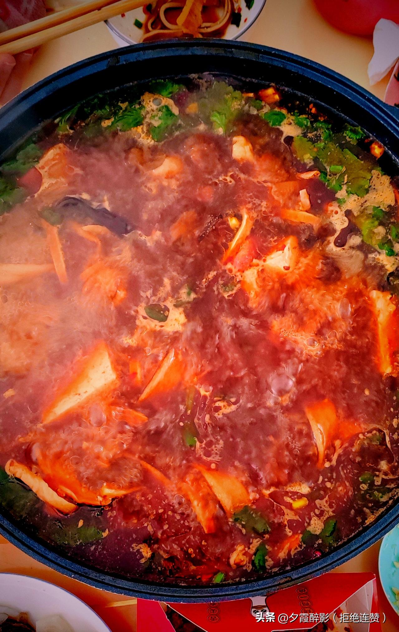 看看我今天学做的火锅，有食欲吧，虽然弄了大半个上午，但却收获了快乐[大笑]