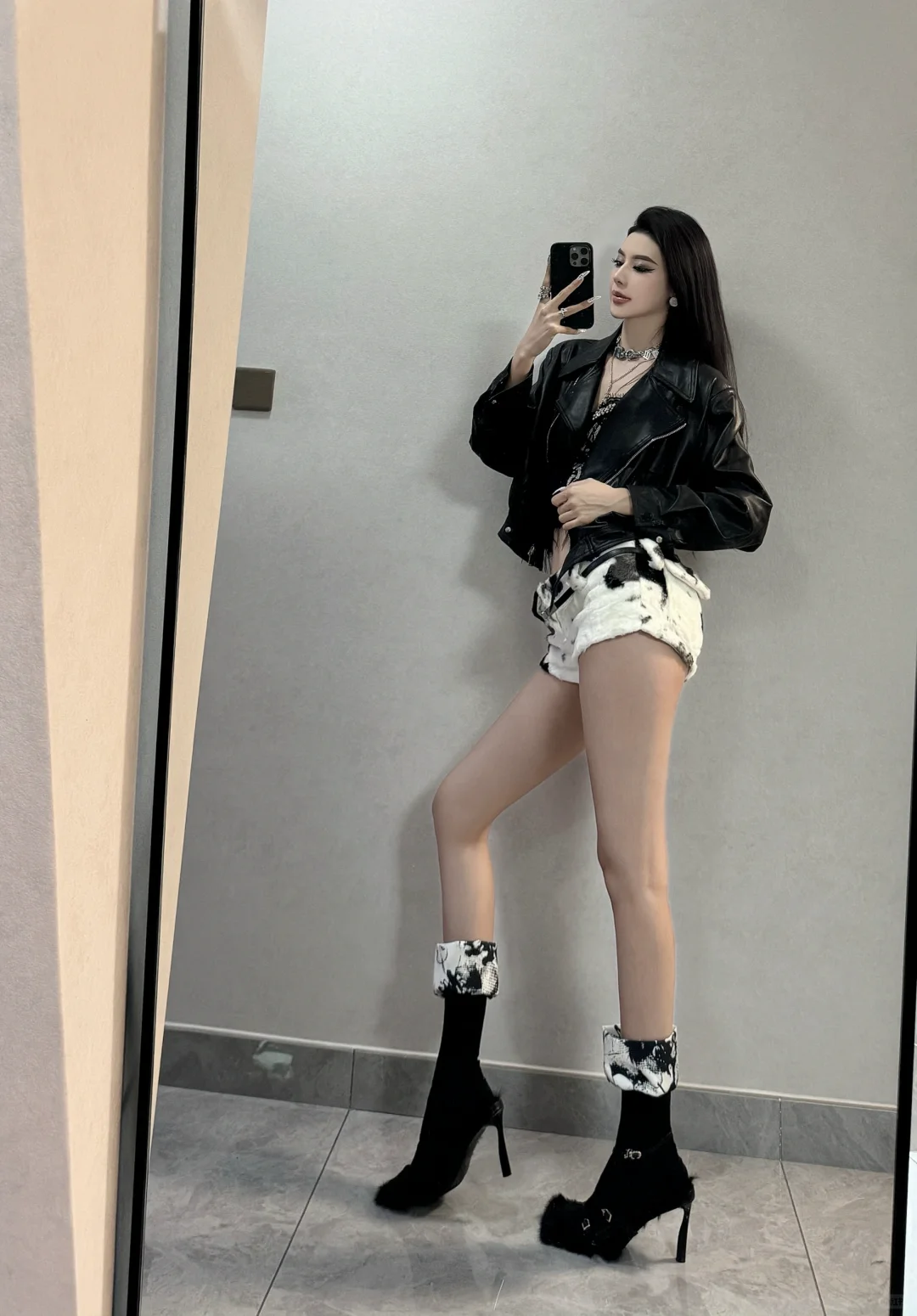 穿搭从来不是全套模仿照抄模特 盲目跟风  而是穿出自己的态度 自己的调性