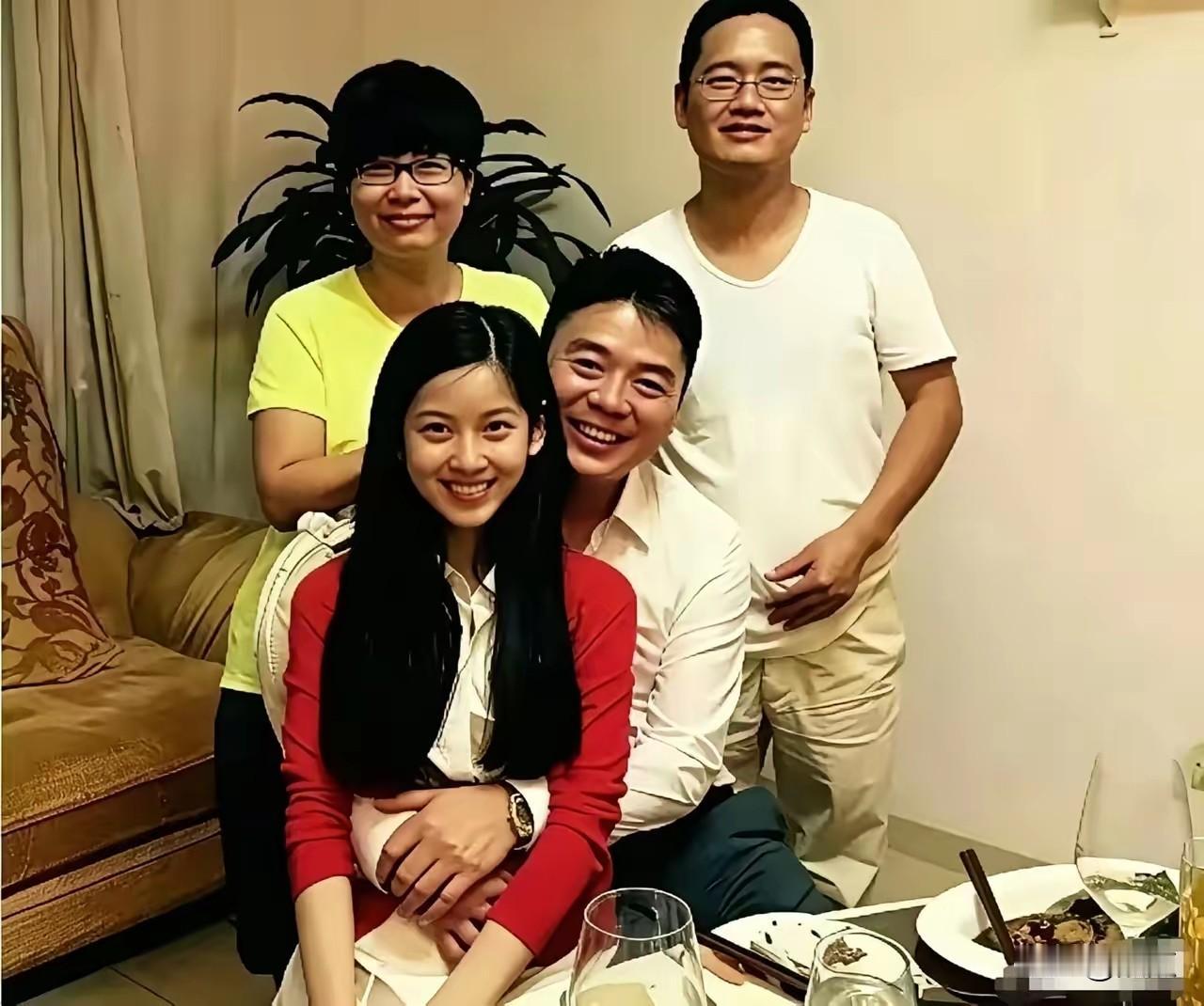这张珍贵的照片定格在2015年，是刘强东第一次带着章泽天回到宿迁老家过年的家庭聚