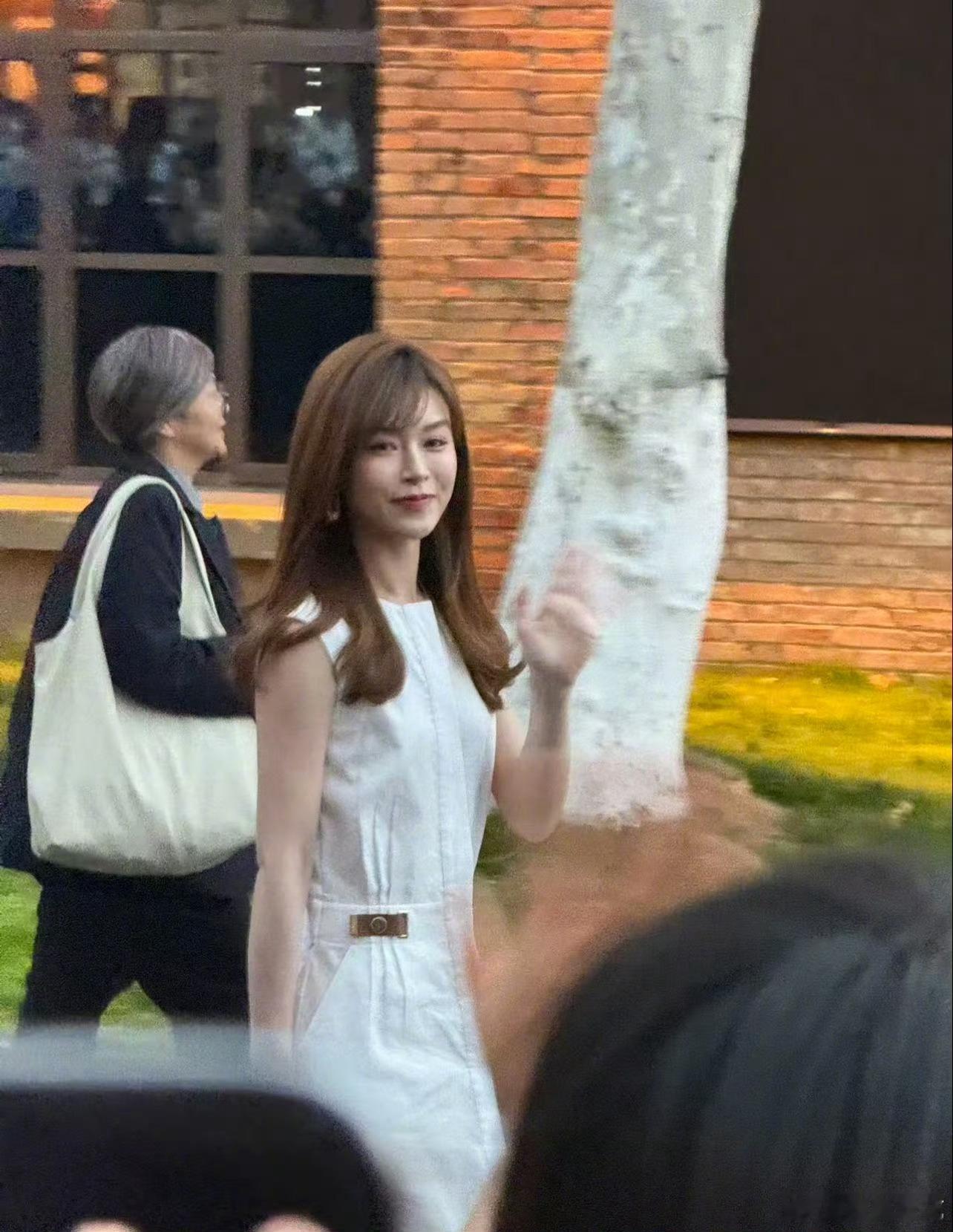 景德镇偶遇文咏珊 景德镇偶遇文咏珊，穿搭低调却气质出众，东方雅致与港风韵味交织，
