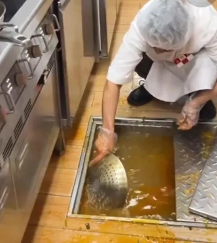 西贝漏勺“通下水道”？这操作让食客胃里反酸
 
谁能想到，吃西贝时捞莜面的漏勺，