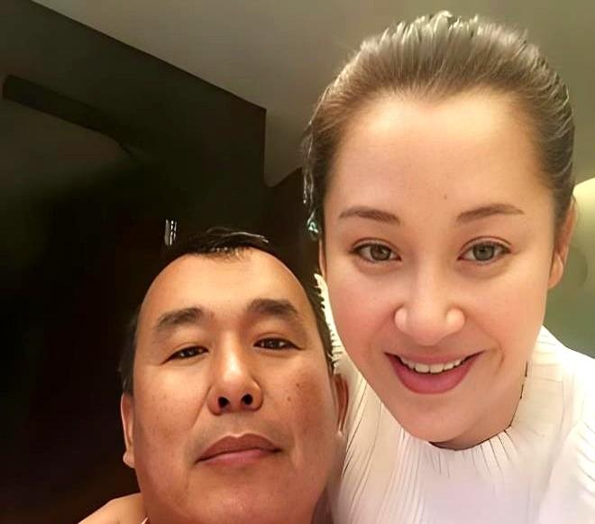 京圈公主许晴，这次真有点不一样了。

照片里，她笑得跟个小姑娘似的，标志性的小酒