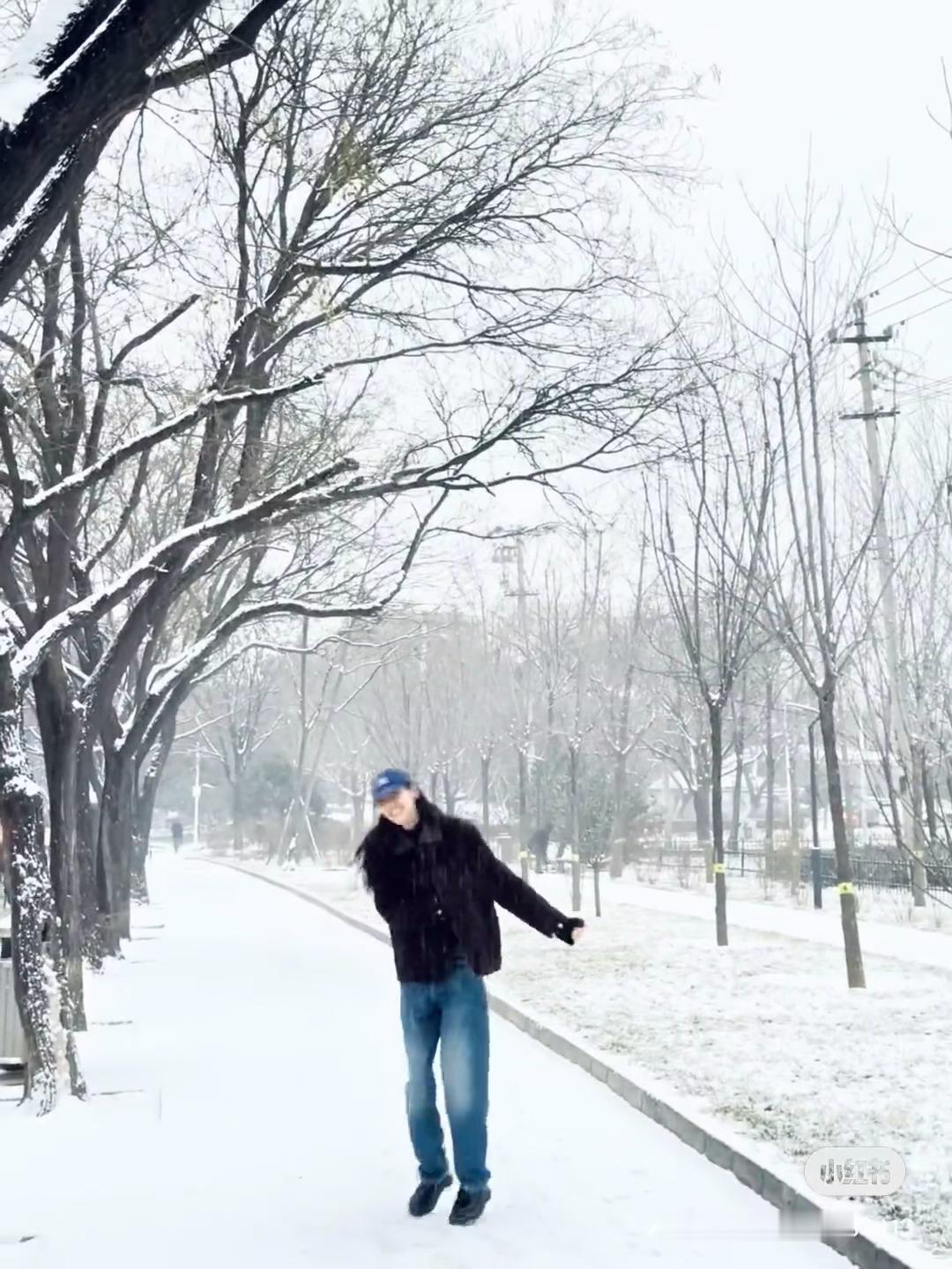 笑死在刘雯的评论区里Q：陈伟霆呢？A：那你得问何穗Q：付辛博给你拍的？A：那叫井