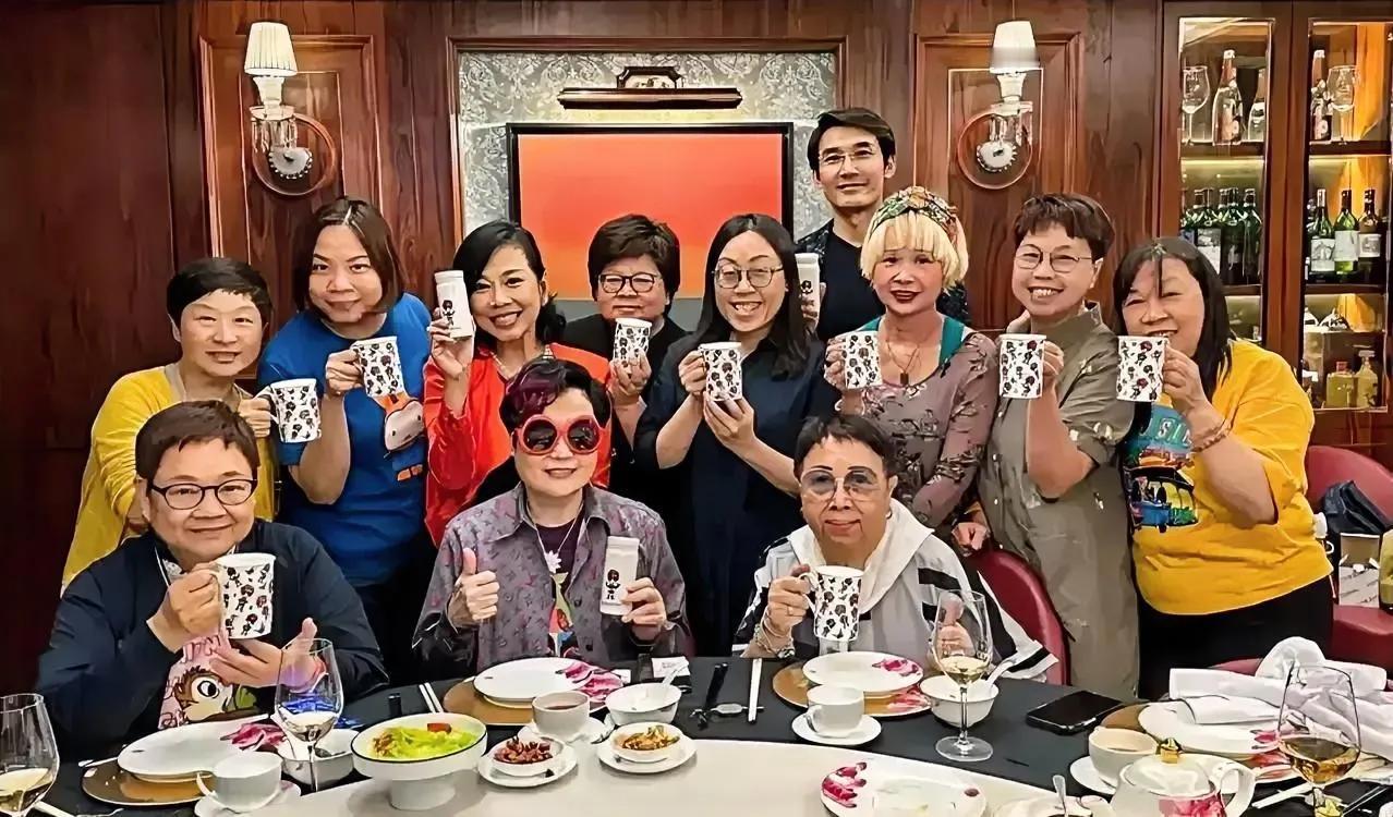 张铎选择陈松伶真的太值了。
第一，陈松伶天生丽质，50多像20岁多亏爱情的滋润，