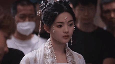 杨超越这两张图是在一起拍的嘛，这肥美的状态难评，不过这妆造和演技都是夸夸的[憧憬