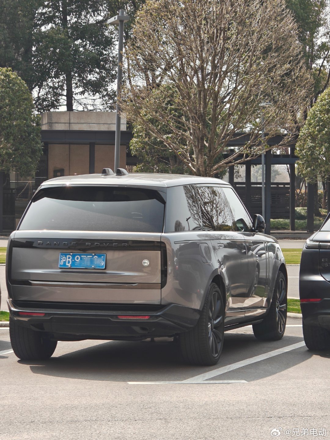 左边这车的气场在过去几年中不降反升，应该还能维持很久。 