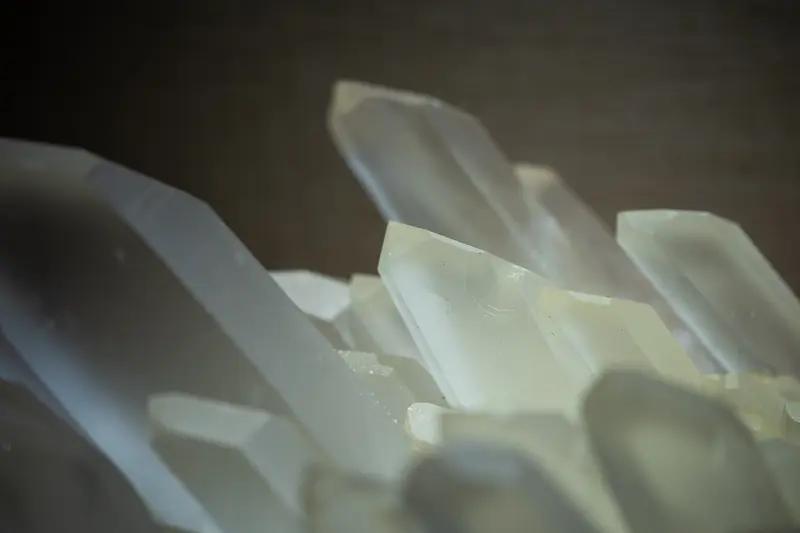 一块小小的晶体，背后实则隐匿着一条波澜壮阔的创新之路。以人工晶体为例，从最初简易