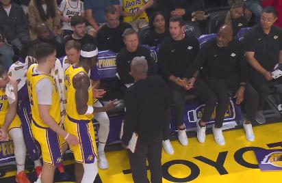 湖人打雷霆，范特比尔特与主教练雷迪克爆发内讧，本赛季湖人彻底失控了。

今天上午