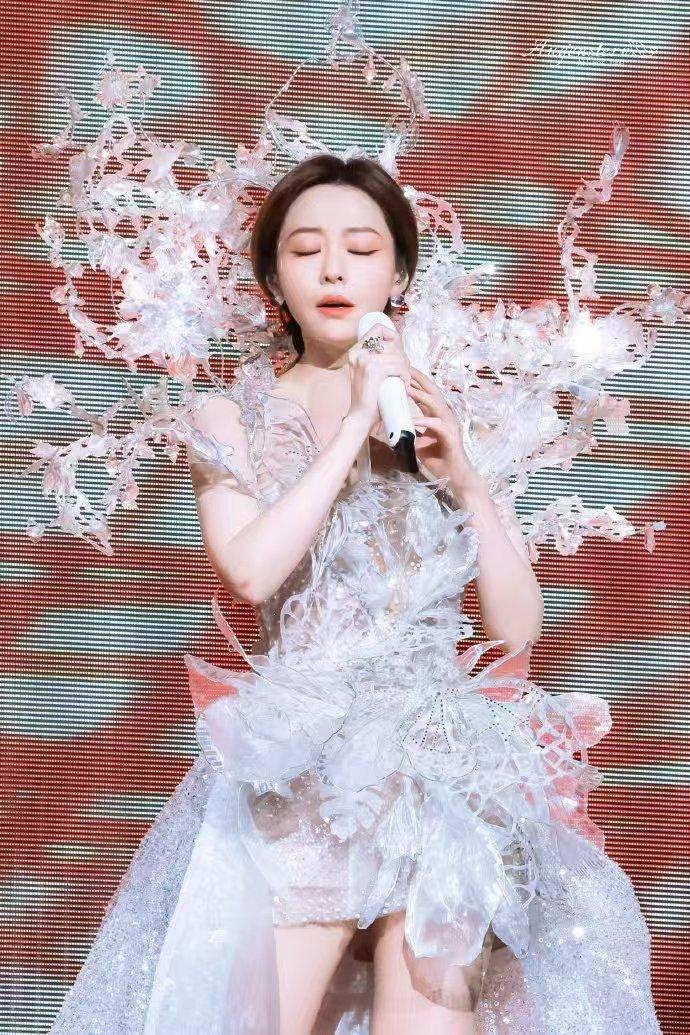 张靓颖精灵战袍 必须说张靓颖精灵战袍绝了！新造型在红丝带舞美中，温柔气质爆棚，身